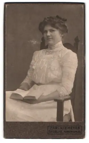 Fotografie Carl Niemeyer, Steglitz, Albrechtstrasse 125, Junge Frau mit Buch 1909