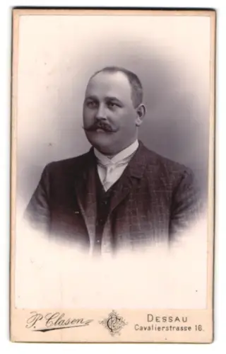 Fotografie P. Clasen, Dessau, Cavalierstrasse 16, Karl mit Schnurrbart im Porträt