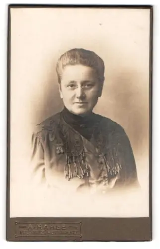 Fotografie A. Kahle, Pulsnitz, Wettinplatz, Elisabeth Bartusch, geb. Schieblich, ca. 1928