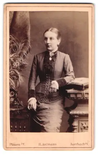 Fotografie H. Axtmann, Plauen, Oberer Graben 19, Gertrud Lubig im Porträt