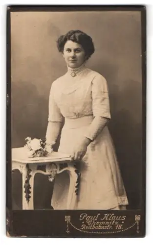 Fotografie Paul Klaus, Chemnitz, Reitbahnstrasse 18, Junge Frau am Tisch