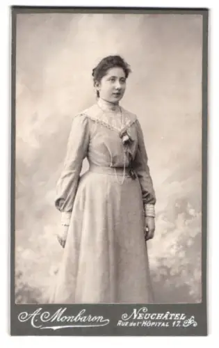 Fotografie A. Monbaron, Neuchâtel, Rue de l`Hôpital 17, Lornie Walter im Porträt 1914