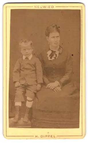 Fotografie H. Dippel, Neuwied, Mittelstrasse 76, Maria Gabbe, geb. Ritgen, mit ihrem jüngsten Sohn Rudolf Gabbe