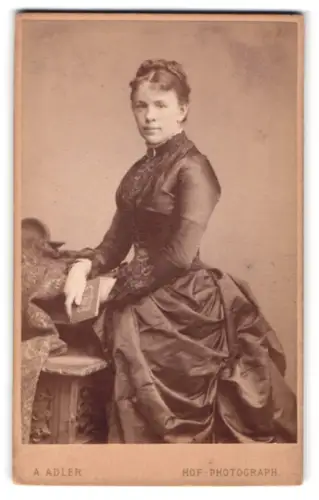 Fotografie A. Adler, Dresden, Victoria-Strasse 21, Helene Hofrath, geb. Barth, im edlen Kleid