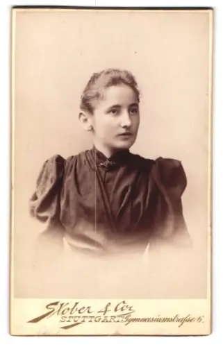Fotografie Stober & Co, Stuttgart, Gymnasiumstrasse 6, Porträt einer jungen Frau