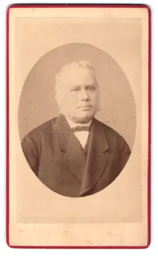 Fotografie unbekannter Fotograf und Ort, Matthias Klee im Anzug