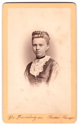 Fotografie A. Belitski, Nordhausen, Therese Lange in eleganter Kleidung
