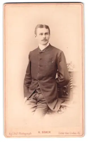 Fotografie H. Noack, Berlin, Unter den Linden 45, Otto Müller an einem dekorativen Möbelstück lehnend 1888