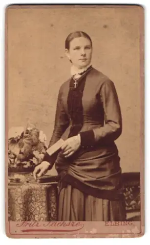 Fotografie Fritz Sachsze, Elbing, Friedr. Wilh. Platz, Auguste Rose, geb. Nath, mit Kreuzhalskette