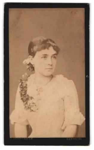 Fotografie A. Damphofer, Hartberg, Porträt einer jungen Frau mit Blumenornament