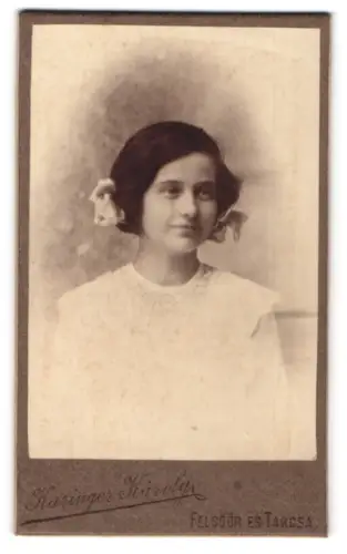 Fotografie Káringer Károly, Felsöör es tarcsa, Porträt eines Mädchens mit Schleifen im Haar 1912