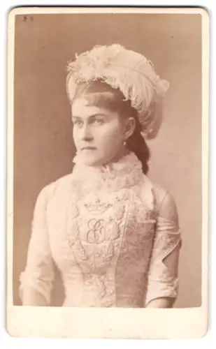 Fotografie unbekannter Fotograf und Ort, Eléonore Orlowa im Porträt 1882