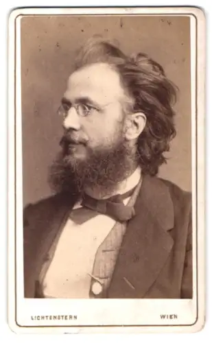 Fotografie Edmund Lichtenstern, Wien, Margarethenstrasse 7, Portrait eines Mannes mit Brille und Vollbart