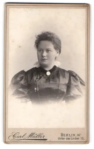 Fotografie Carl Müller, Berlin, Unter den Linden 15, Porträt von Frieda als junge Frau
