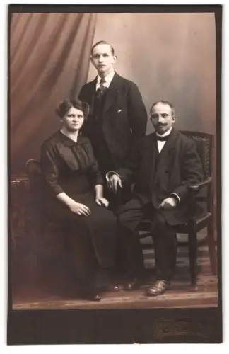 Fotografie M. Appel, Berlin, Brunnenstr. 79, Porträt einer sitzenden Frau mit zwei Männern