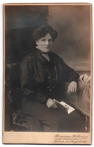 Fotografie Hermann Böbers, Neukölln, Saalestrasse 1, Dame mit Buch sitzend