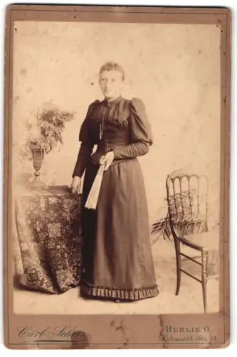 Fotografie Carl Scherz, Berlin, Holzmarkt Str. 71, Frau im eleganten Kleid mit Fächer