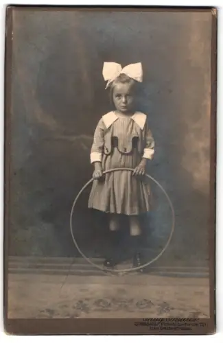 Fotografie August Müller, Spandau, Pichelsdorferstr. 15, Kind mit Reifen