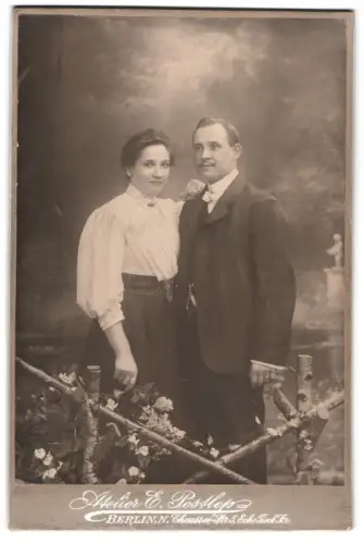 Fotografie E. Postlep, Berlin, Chausseestr. 5, Paar in traditioneller Pose