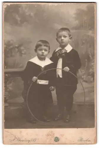 Fotografie A. Fandorf & Co., Berlin, N. Brunnen-Str. 19-21, Zwei Kinder mit Reif