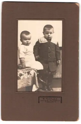 Fotografie W. Postler, Leipzig-Plagwitz, Fröbelstrasse 8, Zwei Kinder