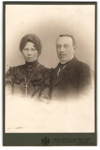 Fotografie Jean Baptiste Feilner, Wittmund, Paarporträt in feiner Kleidung