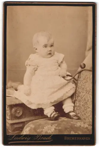 Fotografie Ludwig Brade, Bremerhaven, Fährstrasse 5, Porträt eines Säuglings