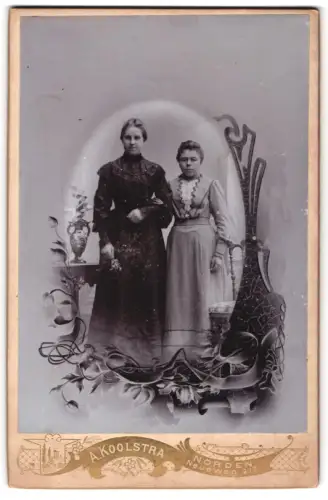 Fotografie A. Koolstra, Norden, Neueweg 217, Zwei Damen stehend in eleganter Pose