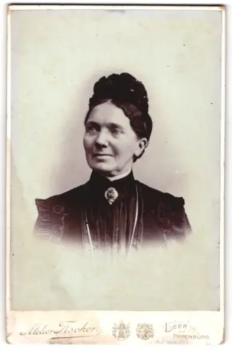 Fotografie Atelier Fischer, Leer und Papenburg, Ältere Dame mit hochgestecktem Haar