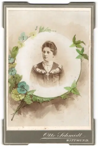Fotografie Otto Schmidt, Wittmund, Porträt einer Dame mit Blumenverzierung