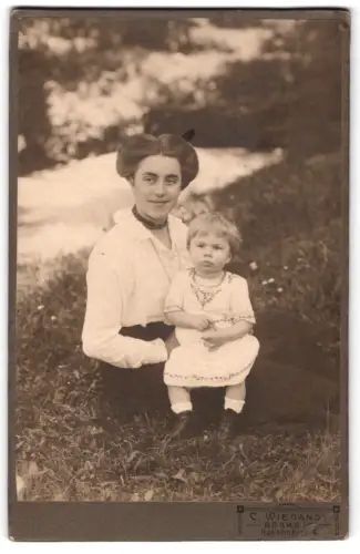 Fotografie C. Wiegand, Brake, Bahnhofstr. 9, Mutter mit Kind im Garten