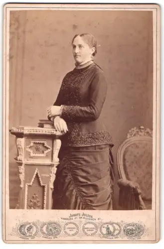 Fotografie Ignatz Julius, Hamburg, Grosse Bleichen 31, Frau in elegantem Kleid