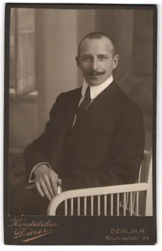 Fotografie Kunstatelier Dürer, Berlin, Brunnenstr. 24, Porträt eines eleganten Mannes