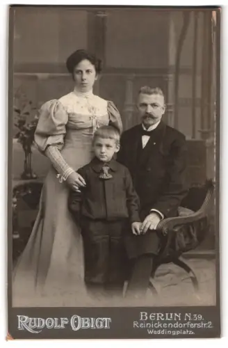Fotografie Rudolf Obigt, Berlin, Reinickendorferstr. 2, Familienporträt mit elegantem Ambiente