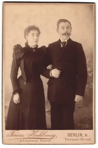 Fotografie Franz Kuhlmey, Berlin, Elsasser-Str. 1u.2, Elegantes Paar in formaler Kleidung