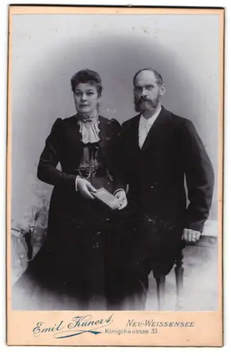 Fotografie Emil Kunert, Neu-Weissensee, Königchaussee 33, Elegantes Paar im Atelier