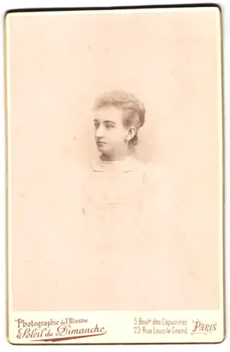 Fotografie Soleil du Dimanche, Paris, Boulevard des Capucines 5, Porträt einer jungen Frau
