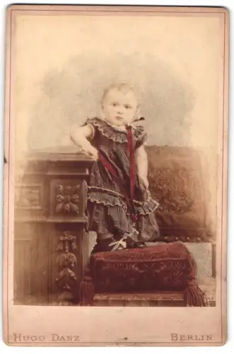 Fotografie Hugo Danz, Berlin, Jerusalemer Str. 28, Kleinkind im prächtigen Kleid