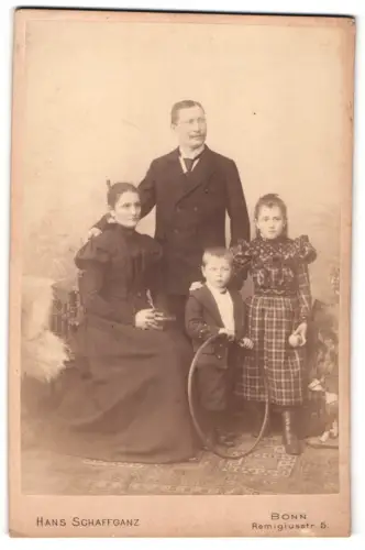 Fotografie Hans Schaffganz, Bonn, Remigiusstr. 5, Familie mit zwei Kindern