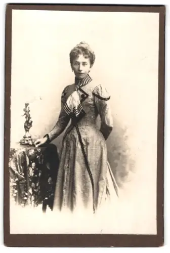 Fotografie unbekannter Fotograf und Ort, Elegante Dame im karierten Kleid