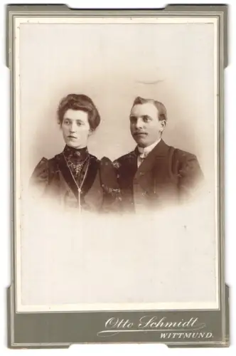 Fotografie Otto Schmidt, Wittmund, Porträt eines Paares