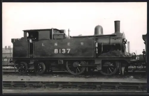 Fotografie britische Eisenbahn LNER, Dampflok, Lokomotive 8137