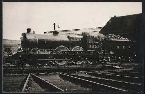 Fotografie britische Eisenbahn LNER, Dampflok, Tender-Lokomotive No. 8503 auf Drehscheibe vor Lokschuppen