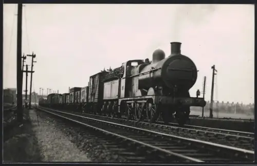 Fotografie britische Eisenbahn M & GNR, Güterzug mit Dampflok, Tender-Lokomotive No. 71