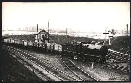 Fotografie britische Eisenbahn M & GNR, Güterzug mit Dampflok, Tender-Lokomotive No. 71