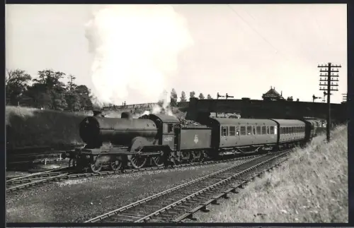 Fotografie britische Eisenbahn, Personenzug mit Dampflok, Tender-Lokomotive No. 62597