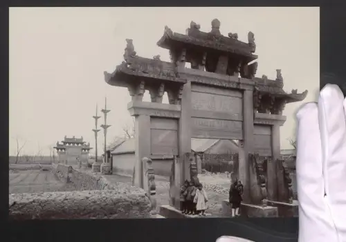 Fotografie Ansicht Jiaozhou, prächtiger Torbogen mit Einwohnern, Grossformat 25 x 17cm