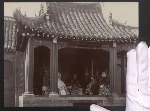 Fotografie chinesische Theater / Oper Schauspieler Kind Kaiser in Tracht mit Maske, Grossformat 25 x 19cm