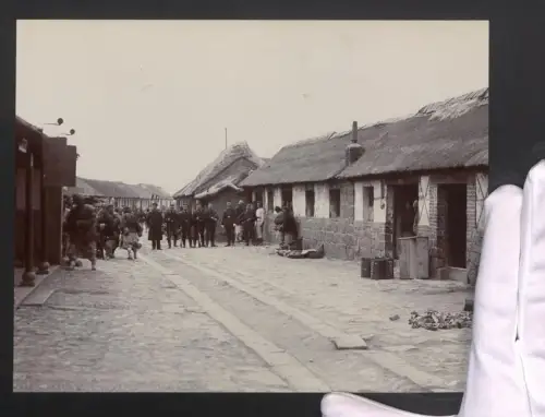 Fotografie Ansicht Tsingtau, deutsche Soldaten des Seebattailon im Besetzten China mit Einwohnern