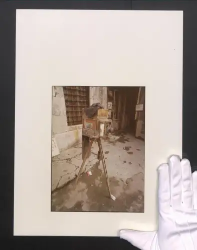 Fotografie Ansicht Istanbul, Afghan Box Camera (Kamra-e-faoree) vor einem Türkischen Fotoatelier, Grossformat 30 x 40cm